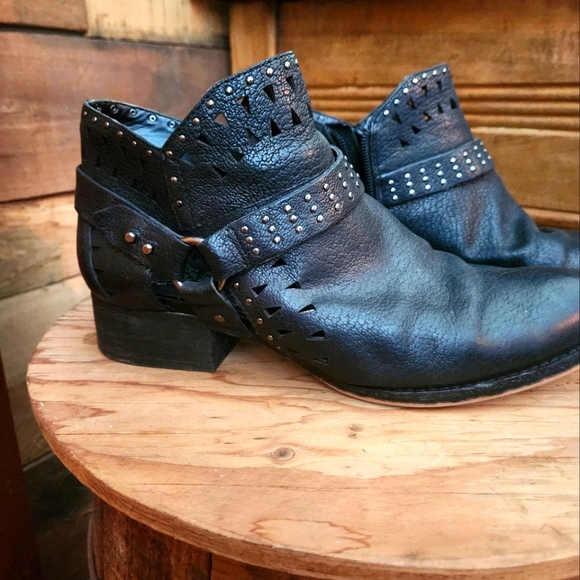Vince Camuto Booties- Size 8.5 - Picture 1 of 7